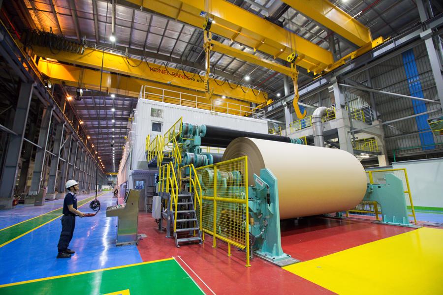 Vina -卡夫环境环境dly包装生产线“ data-original =” https://media.vneconomy.vn/images/upload/2024/12/12/12/12/12/vina-kraft-kraft-kraft-day-chuyen-san-chuyen-san-san-san-san-san-san-san-bao-bao-bao-bao-bi-bi-bi-than-this-thien-thien-thien-thien-thien-voi-voi-mo-truong.jpeg.jpeg.jpeg.jpeg
<figcaption class =“图像捕获”> vina-牛皮环保包装生产线</figcaption>
</figure>
<p>通过与越南政府和利益相关者的合作，SCG积极参加诸如泰国和印度尼西亚等地区国家的越南循环论坛和ESG研讨会等论坛。这些参与使我们能够分享最佳实践，并促进ESG原则，以推动过渡到可持续的未来，从而与企业对促进可持续的经济，社会和环境增长的承诺相一致，而无需抛弃任何人。</p>
<p> <strong>越南实施这些计划有什么优势和前景？</strong> </p>
<p>越南具有几个优势，可以增强其实施可持续性的能力计划。</p>
<p>国家绿色增长战略和绿色融资法律框架证明了越南政府对可持续性的承诺，为企业创造了一个有利的环境。</p>
<p>政府还积极主动提出促进意识并鼓励企业与循环经济目标保持一致的法律。例如，越南向绿色税，绿色分类法和碳环境税提出了明确的方向。这些政策强调朝着可持续性发展。为了进一步努力，政府应建立法律框架以提供特殊的激励措施并吸引绿色融资，后者对于资助气候适应项目并促进可持续的商业实践至关重要。</p>
<p>此外，越南在可再生能源方面具有巨大的潜力，因为这些能源的生产有许多投资和扩张计划。国内外制造在需要减少碳足迹的过程中，艺术家将认为这是投资并促进越南总体减排目标的有利条件。</p>
<p> <strong> SCG面对面的企业面临哪些挑战和困难？</strong> </p>
<p>尽管有优势，但一些挑战可能会阻碍循环经济发展的进步。第一个是基础架构约束。现有的基础设施可能无法完全支持广泛采用可再生能源解决方案或循环经济所需的有效废物管理系统。第二个是财务障碍。为绿色项目获得足够的资金可能是具有挑战性的，尤其是对于可能在融资方面困难的较小企业而言。第三是公众意识差距。需要增加有关可持续性实践的公共教育，以确保社区参与和对绿色倡议的支持。</p>
<p> <strong>您如何看待越南政府和RSQUo; o企业的支持和政策，制定ESG计划/计划以及为绿色增长和可持续发展做出的努力吗？</strong> </p>
<p>越南政府强烈致力于制定循环经济计划的企业。诸如国家绿色增长战略之类的政策为减少多个部门的排放设定了明确的目标。为了加速ESG采用和绿色增长，政府可以考虑实施绿色金融计划或建立循环经济基金。降低碳排放或能源效率提高的投资通常需要重要的财务资源。</p>
<p>政府还应为实施ESG框架的企业提供特殊的激励措施，例如税收减免和补贴。这样的措施可以激励投资者，尤其是中小型企业（SME）。</p>
<p>此外，建立各种利益相关者和社区之间的ESG生态系统将促进合作，K现在分享和集体行动，扩大了可持续性倡议的影响并确保包容性。 SCG通过创新的解决方案和战略合作伙伴关系，致力于促进包容性的绿色增长，并为越南创造更具可持续性和韧性的未来。</p>
<p> <strong>越南循环经济论坛每年举行，以提高商业意识并促进循环经济的发展，并继续确认政府在实施越南在环境保护方面的国际承诺和应对气候变化方面的立场。您今年对论坛的期望是什么？这对SCG的发展计划意味着什么？</strong> </p>
<p>今年的越南循环经济论坛在国内和国际合作伙伴Gatherto讨论向循环经济的过渡以及如何在越南促进这种经济模式的过渡非常重要。我希望E论坛将促进企业，政府机构和民间社会之间的合作，以实现共同的可持续性目标。</p>
<p>关于SCG即将到来的计划，它将借鉴其在泰国的经验，并在其商业伙伴中推广这一点。其中包括绿色产品，例如SCG低碳水泥，这有助于将碳排放量减少20％，并符合可持续的建筑标准。 SCG还正在开发环保包装，例如Green Carton，这有助于将材料使用量减少15％，并且可以完全回收。</p> </p>
<p>在绿色过程中，我们专注于在水泥，砖，瓷砖和纸张生产中用生物量代替化石燃料，目前的生物量使用率为30-40％。 SCG还在屋顶太阳能系统中大量投资以提供清洁的能源解决方案。</p>
<p>同时，我们专注于建立绿色社区并提高公众意识，并在长儿子公社（Long Son Comune）中使用飞行员模型，南部Ba Ria-Vung Tau省。通过教育运动，我们鼓励废物种族隔离和管理，为建造绿色城市和更清洁的社会做出贡献。</p>								</div>
								<!-- 常见问题开始 -->
								   
								 <!-- 常见问题结束 -->
							</div>
                            <div class=