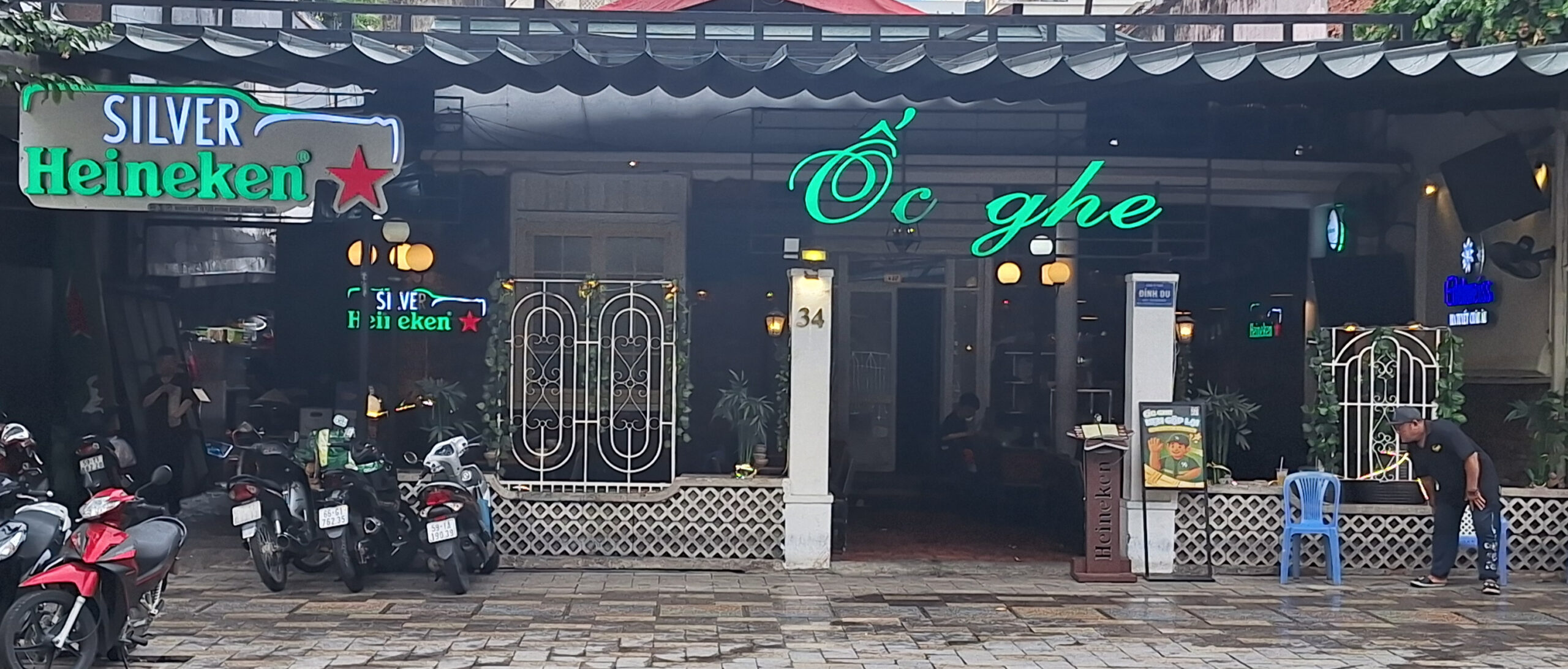 胡志明市当地的一家蜗牛餐厅，供应喜力啤酒。