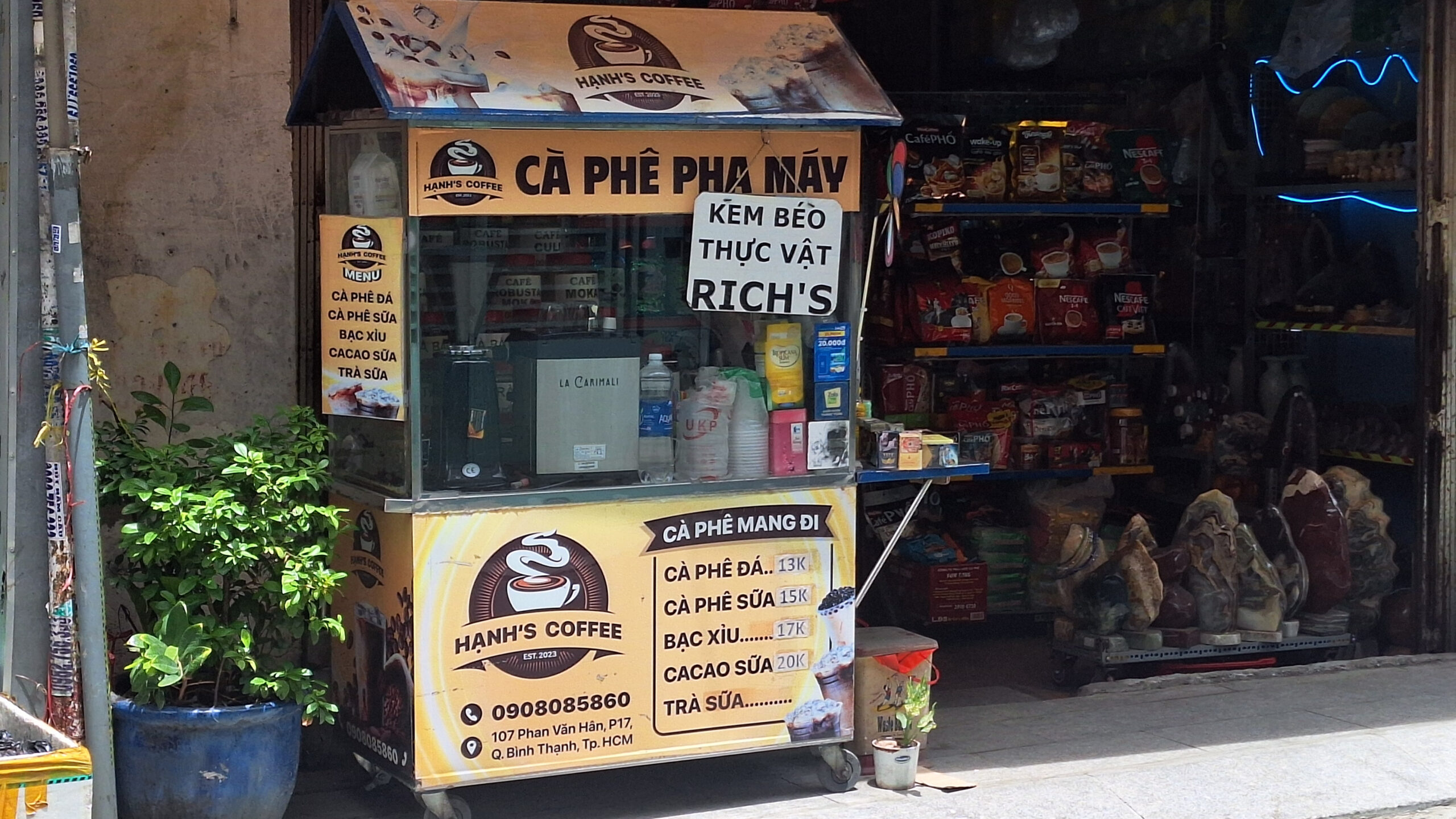 胡志明市的街边小咖啡摊，价格为当地价格。