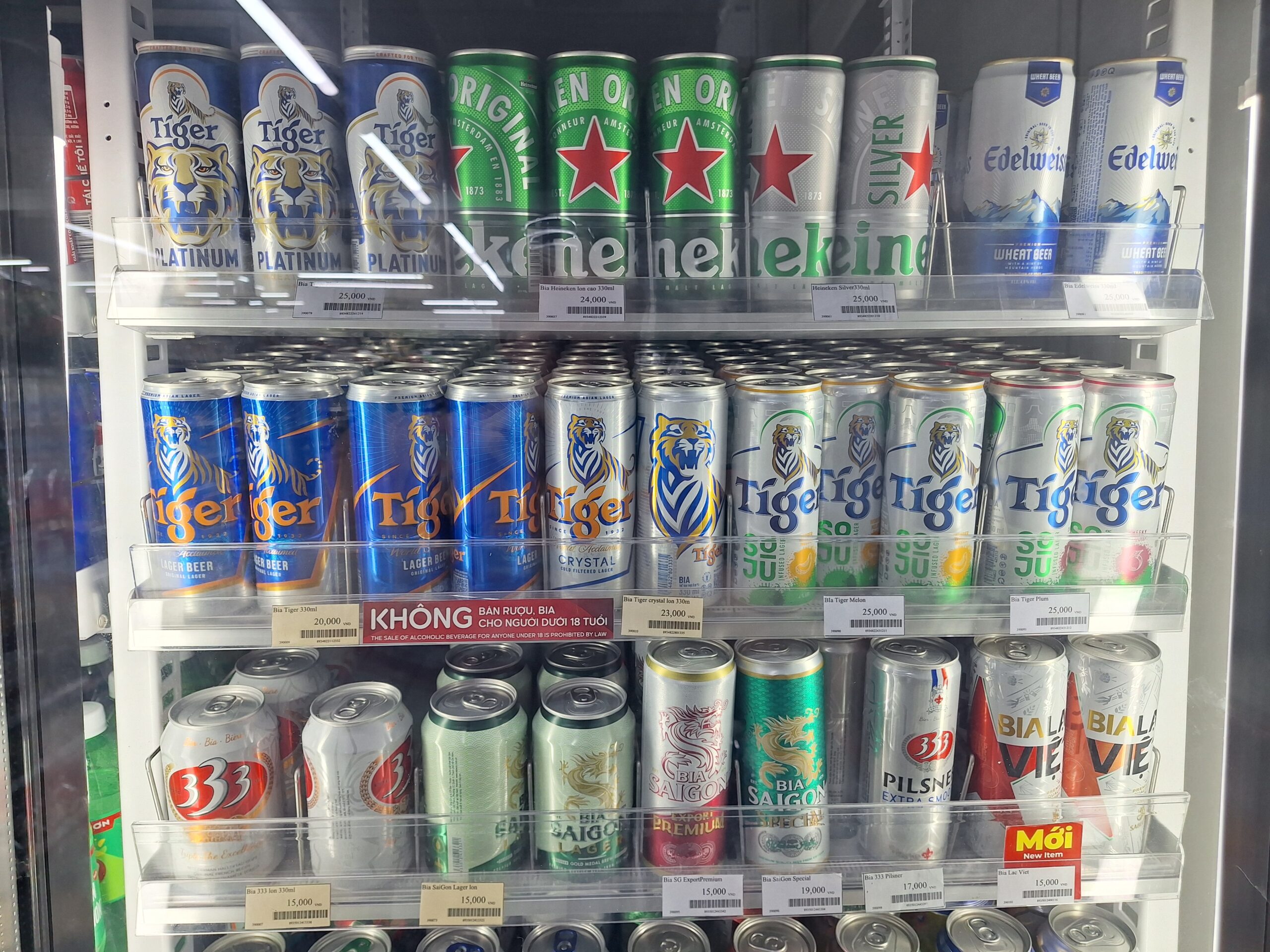 胡志明市一家迷你超市的啤酒冰箱。里面有虎牌啤酒、喜力啤酒和一系列当地啤酒。