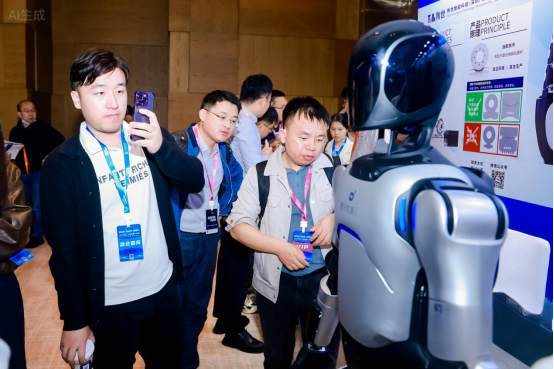 智元机器人"灵创"平台亮相2025高工年会，打造动作复现新体验(图3)