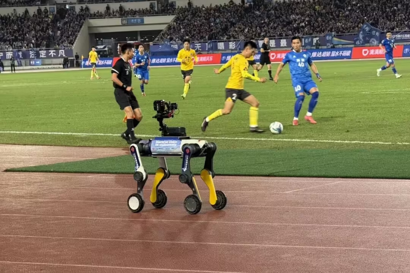 足球转播史首位“机器人摄像师”亮相“苏超”半决赛(图1)