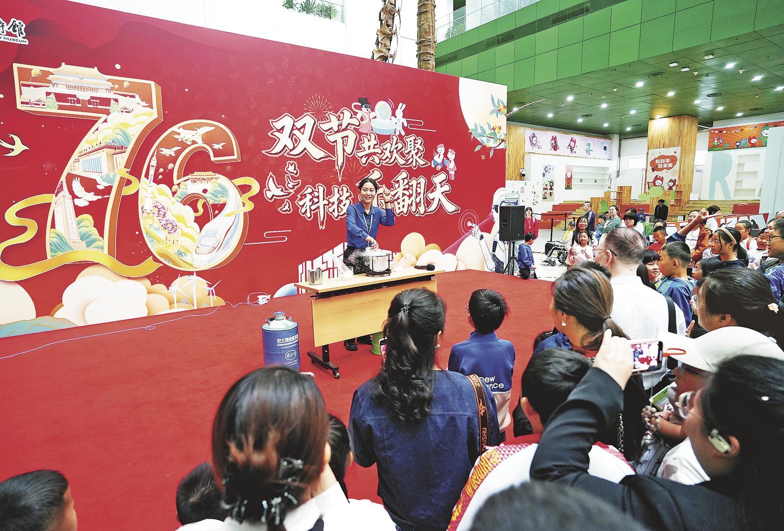 加入机器人舞群，体验VR考古，拥抱科幻IP……国庆假期，科技游解锁新玩法(图1)