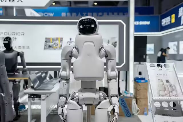 傅利叶第三代人形机器人GR-3C首次亮相：白色涂装形似“宇航员”(图1)