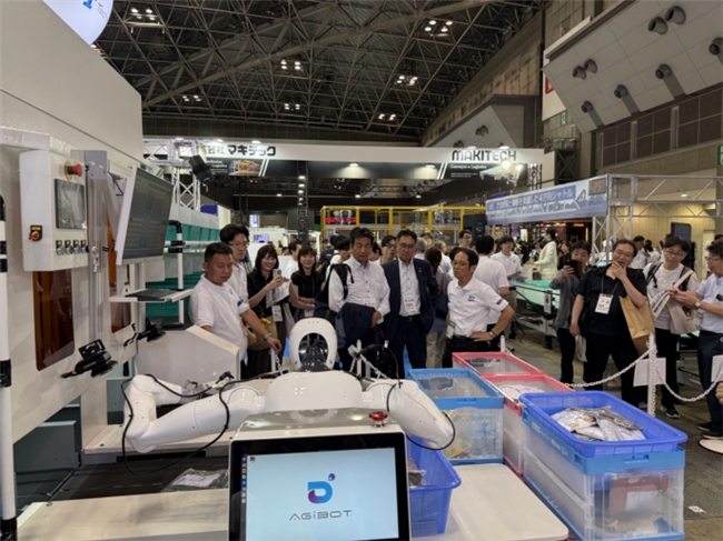 智元机器人携手德马科技亮相日本国际物流展，具身智能解决方案获三菱、优衣库等巨头关注(图1)