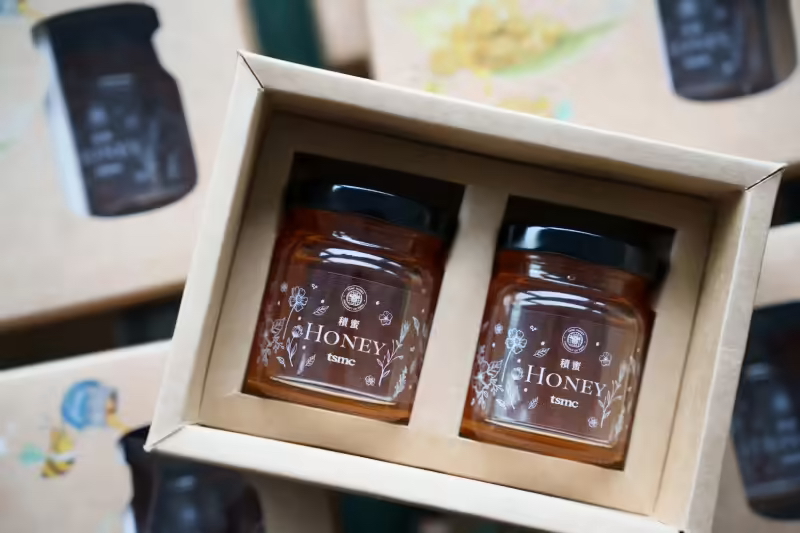 台积电在台湾地区芯片工厂旁养蜂采蜜，跨界推出“积蜜”(图1)