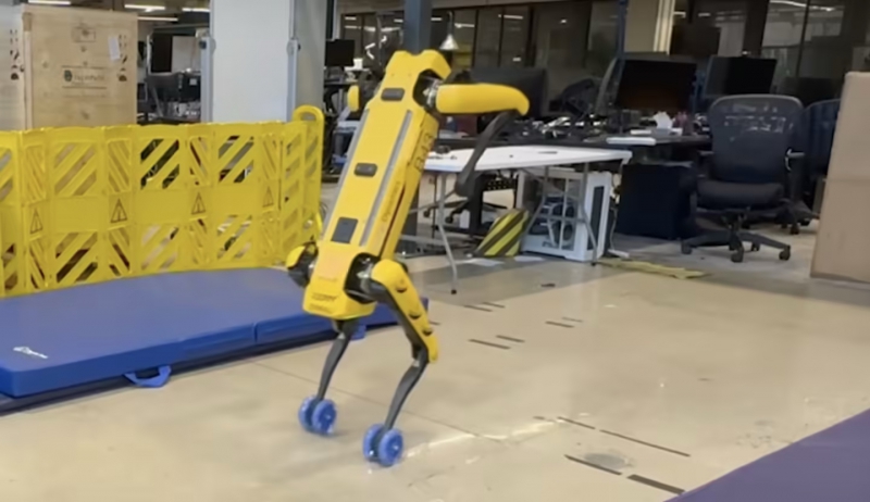 波士顿动力 Spot 四足机器人学会连续后空翻,意外让行走姿态更像真实动物(图1) 波士顿动力 Spot 四足机器人学会连续后空翻,意外让行走姿态更像真实动物(图1)