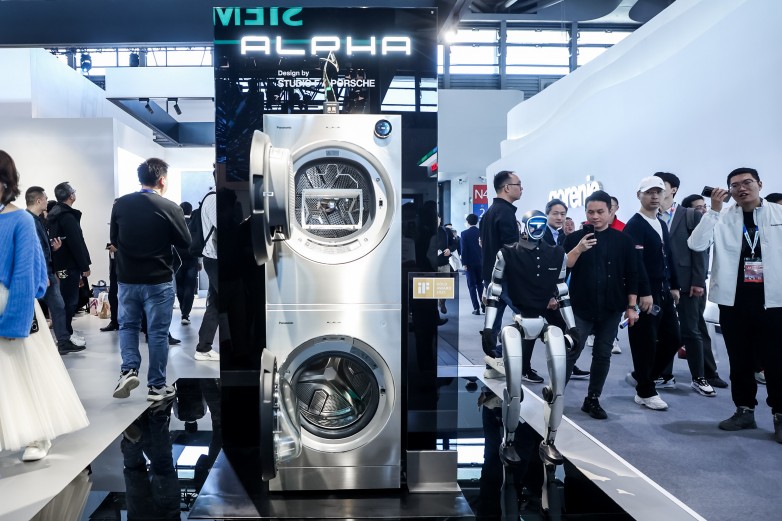 洗护行业被机器人撞了一下腰！这样的科技cp你见过吗？(图1)