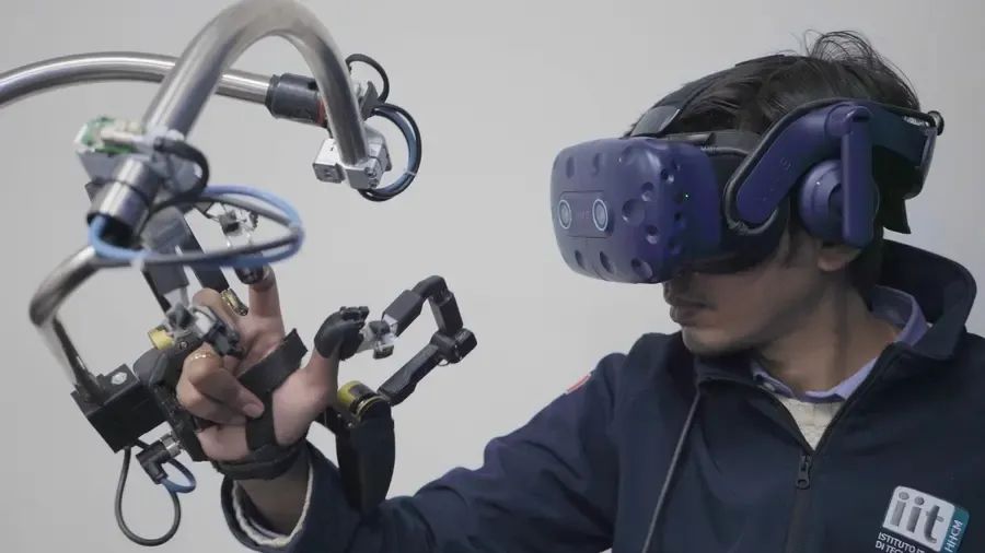  四足双臂展现无穷潜力！意大利理工学提出新型协作控制系统，实现机器人沉浸式遥控操作！(图5)