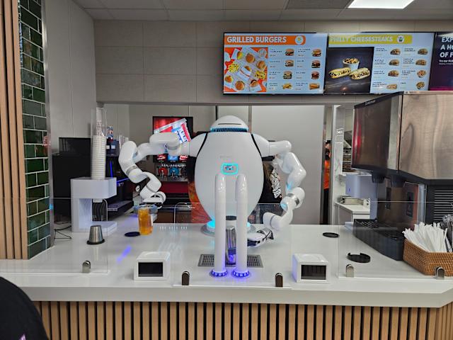 Richtech Robotics 在 Peachtree City Walmart 开设新的人工智能驱动餐厅，扩大 One Kitchen 业务