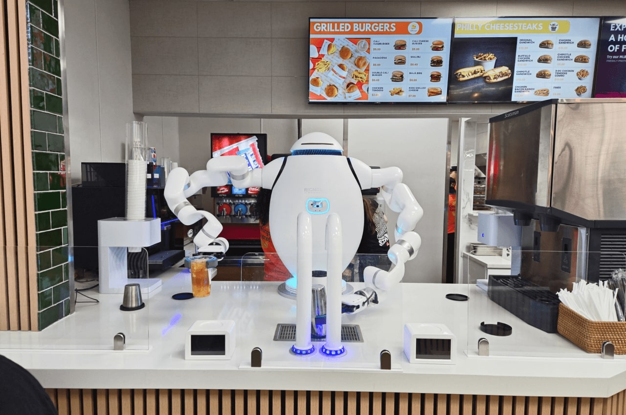 Richtech Robotics 将在 CES 2025 上展示人工智能驱动的服务机器人