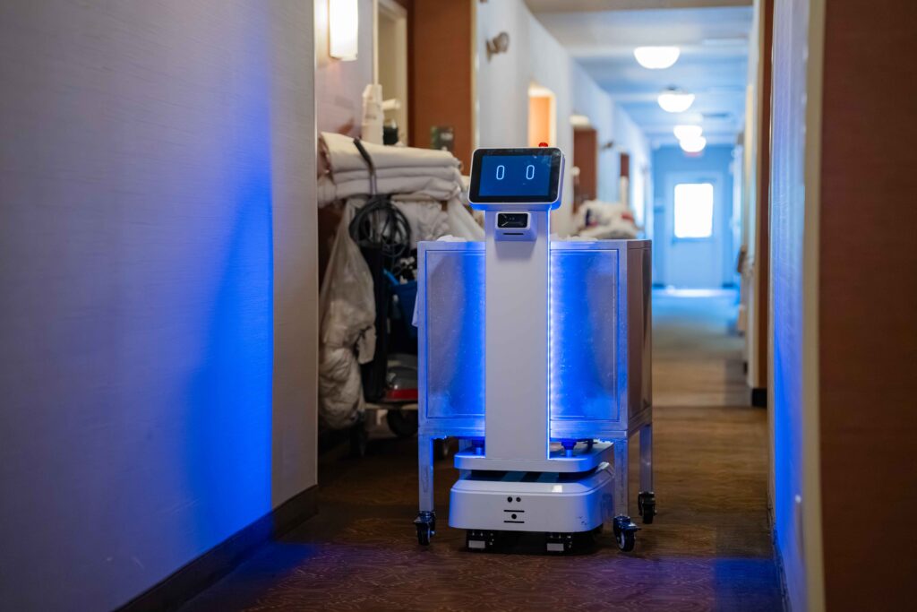 TechForce Robotics 在德尔马 Homewood Suites 部署自主物流机器人 TIM-E