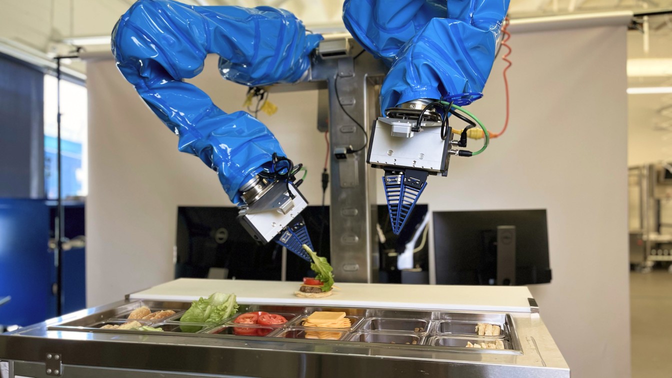 Chef Robotics 推出用于复杂食物准备组装的双手动物理人工智能系统