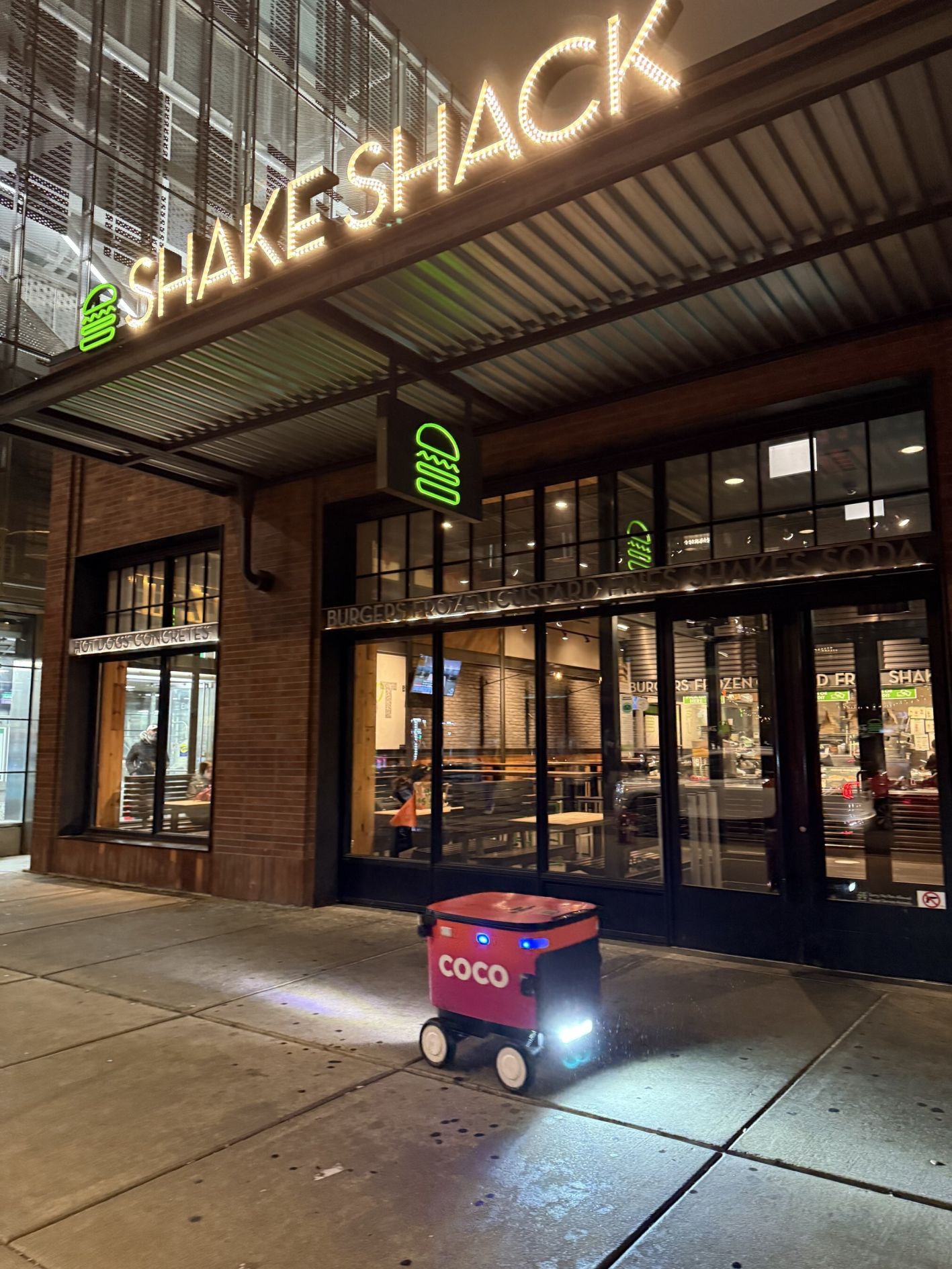 Coco Robotics 和 Uber Eats 为芝加哥 Shake Shack 推出自动送货机器人