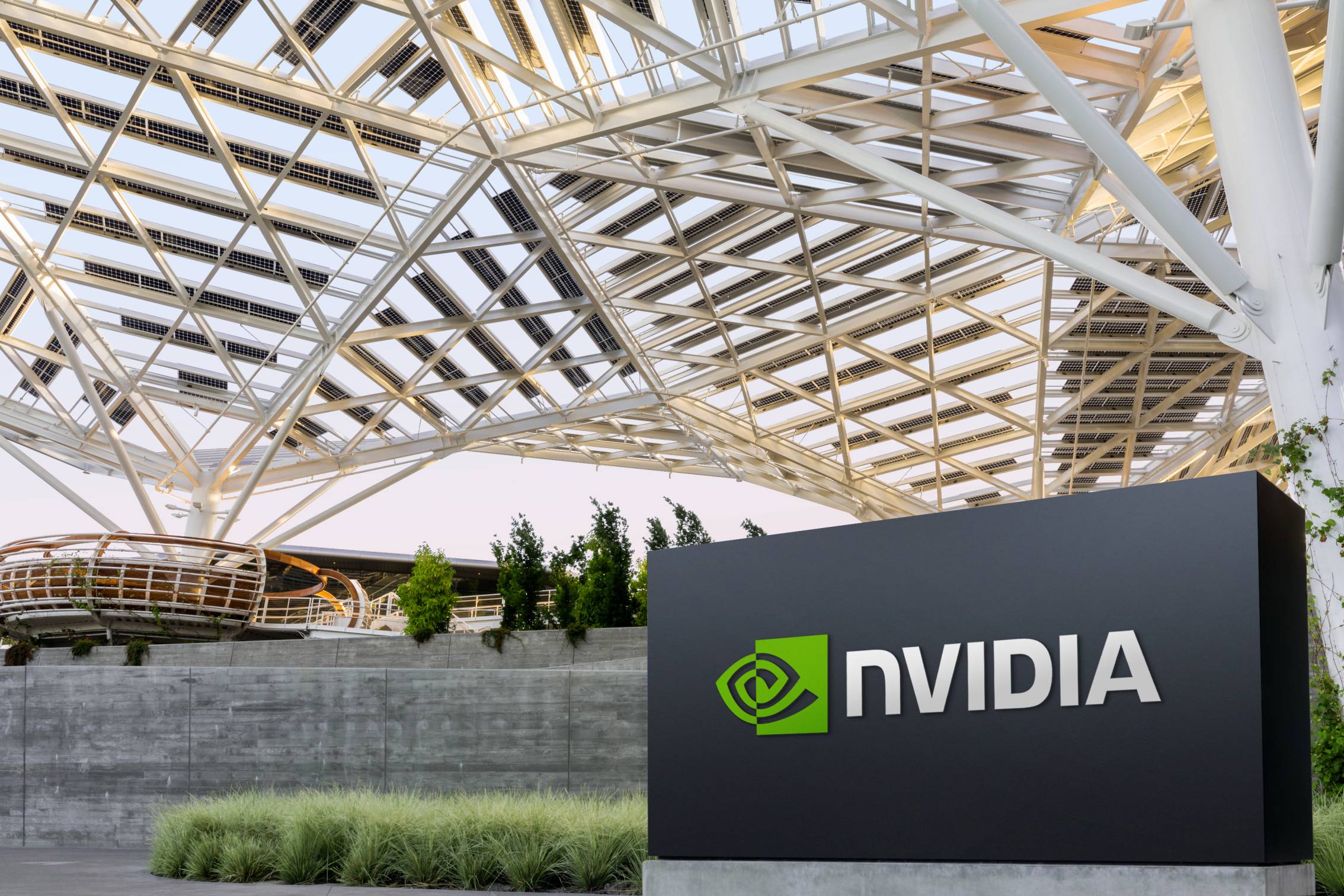NVIDIA 与 CoreWeave 加强合作，加速人工智能工厂建设