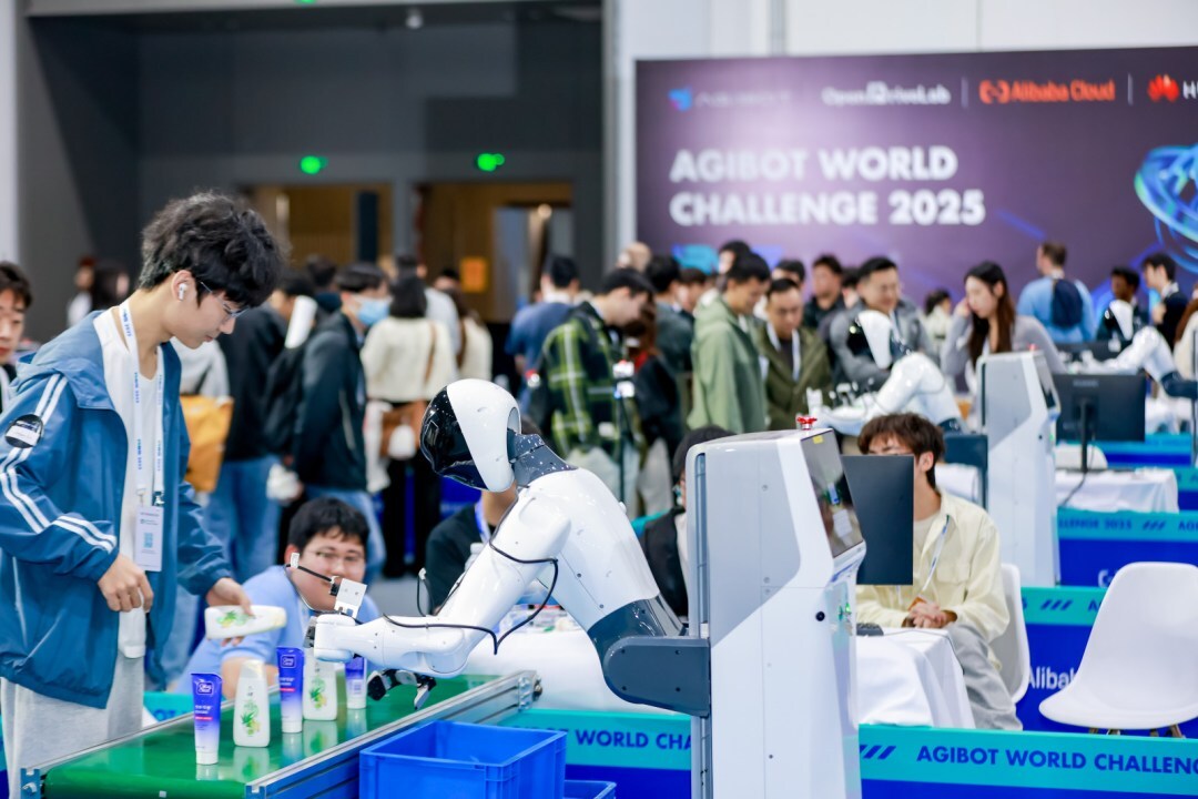 AgiBot 展示全栈体现智能并在 IROS 2025 上举办首届 AgiBot 世界挑战赛