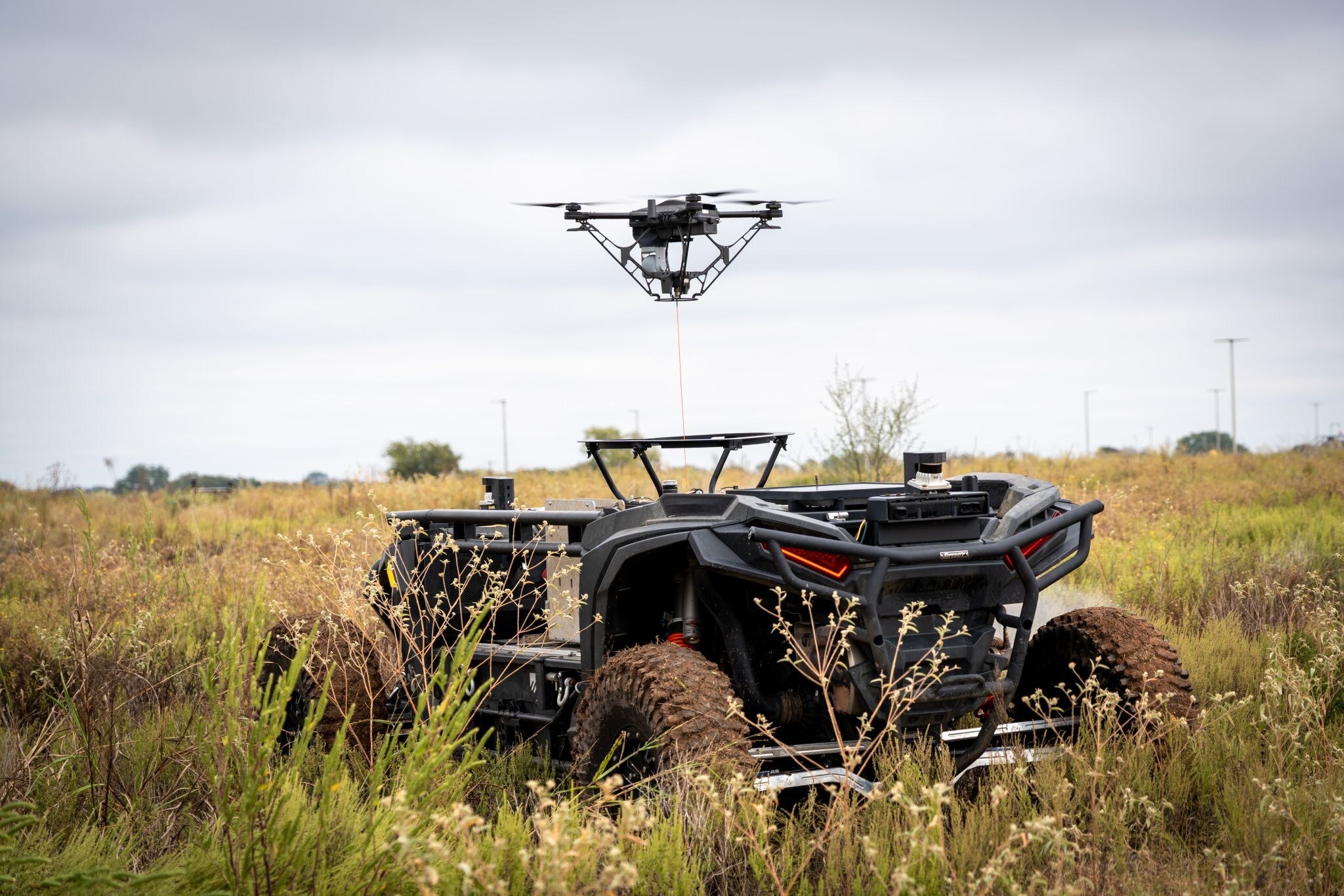 Hoverfly 和 Overland AI 扩大合作,为国防提供一体化空地自主系统