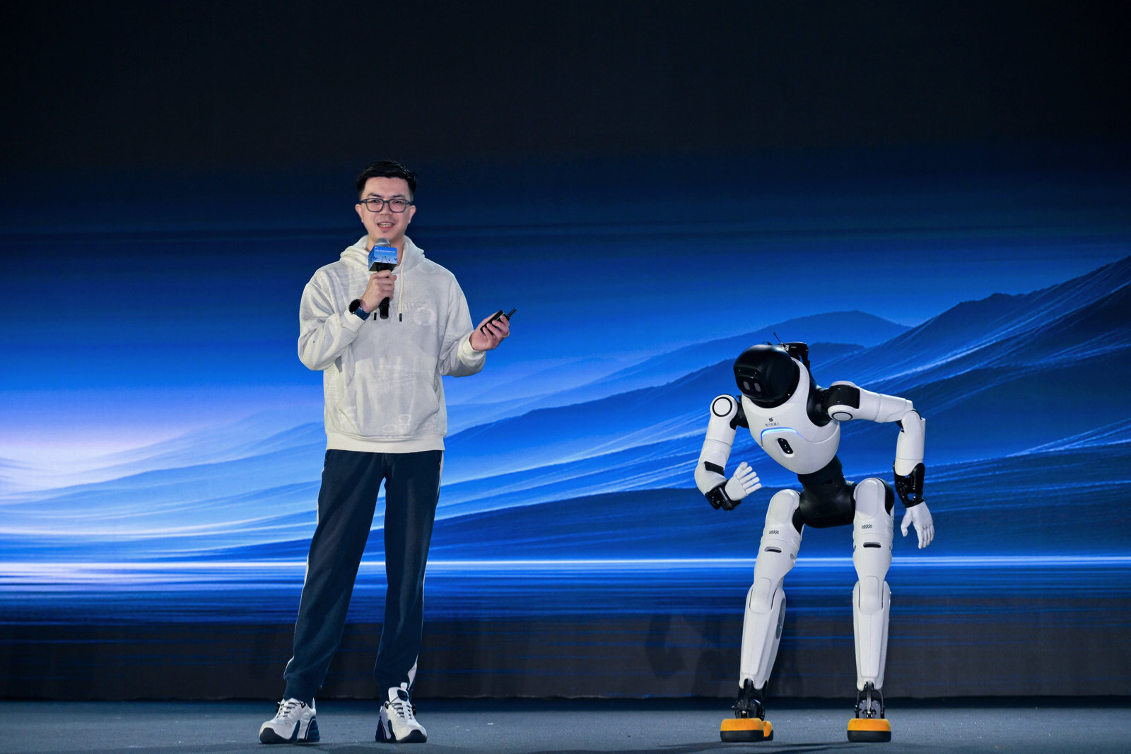 AGIBOT 推出下一代嵌入式人工智能平台和可扩展部署的基础模型