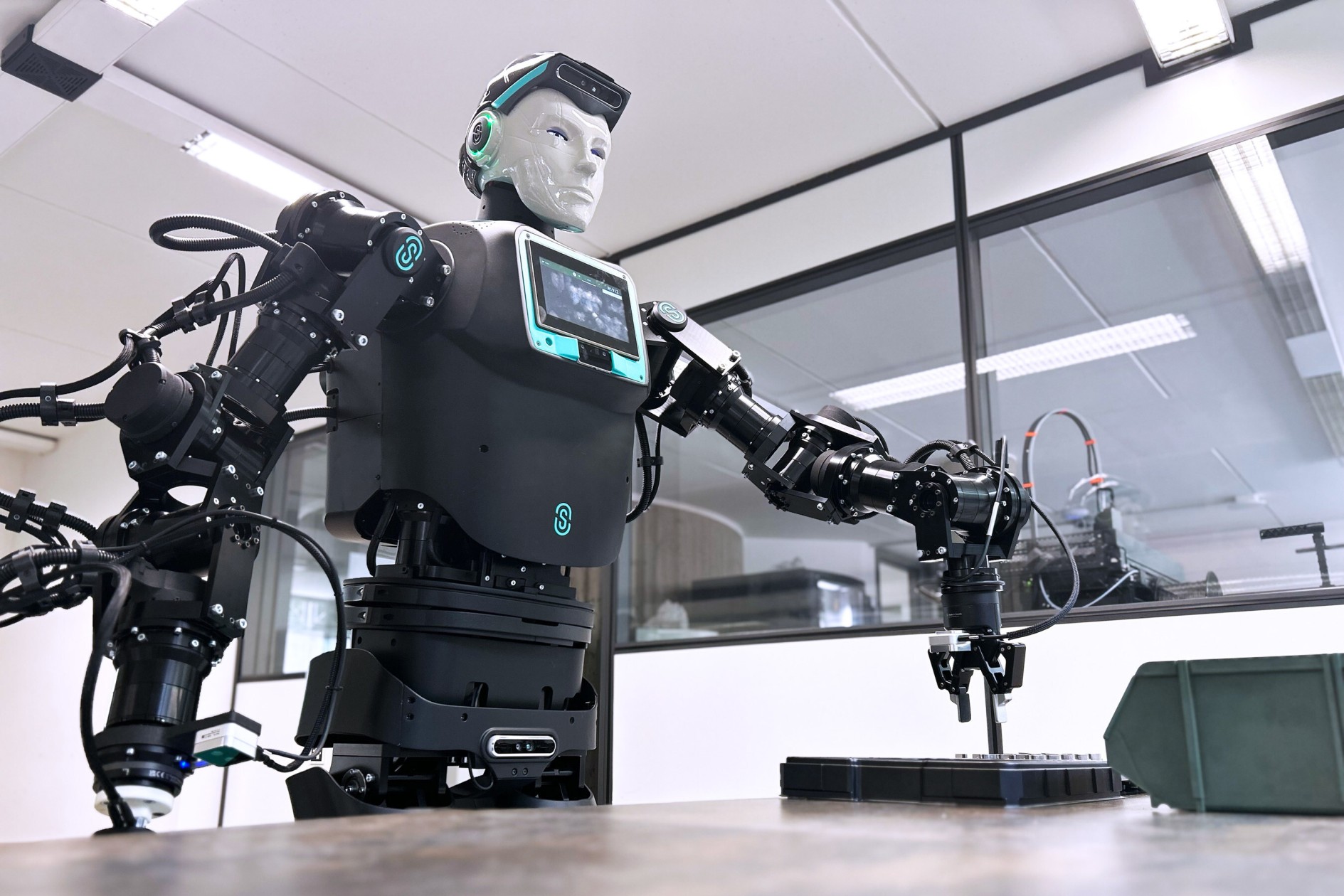 Oversonic Robotics 和意法半导体在半导体制造中部署认知人形机器人