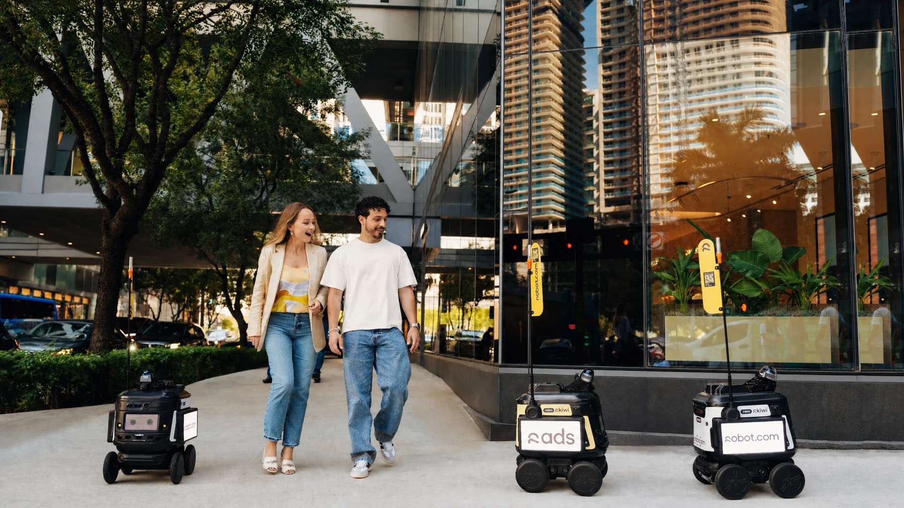 Robot.com 推出 R-ads 平台,将自主机器人转变为可扩展的智能广告网络