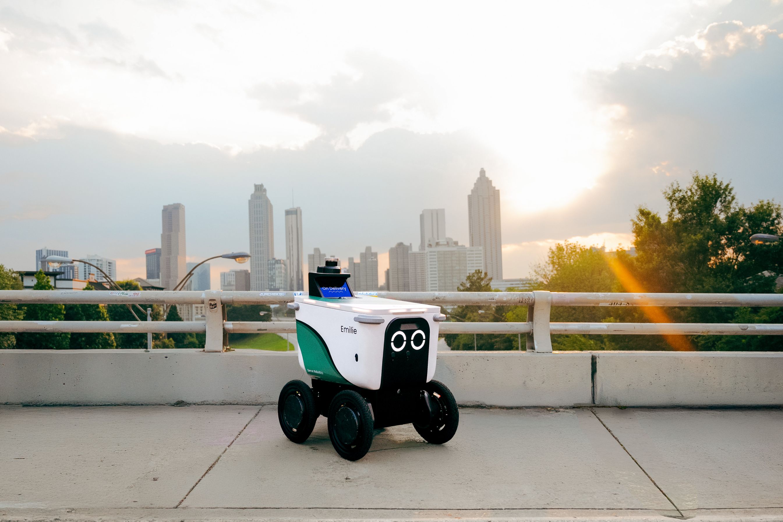 Serve Robotics 与 Uber Eats 合作推出自动送货机器人进军亚特兰大