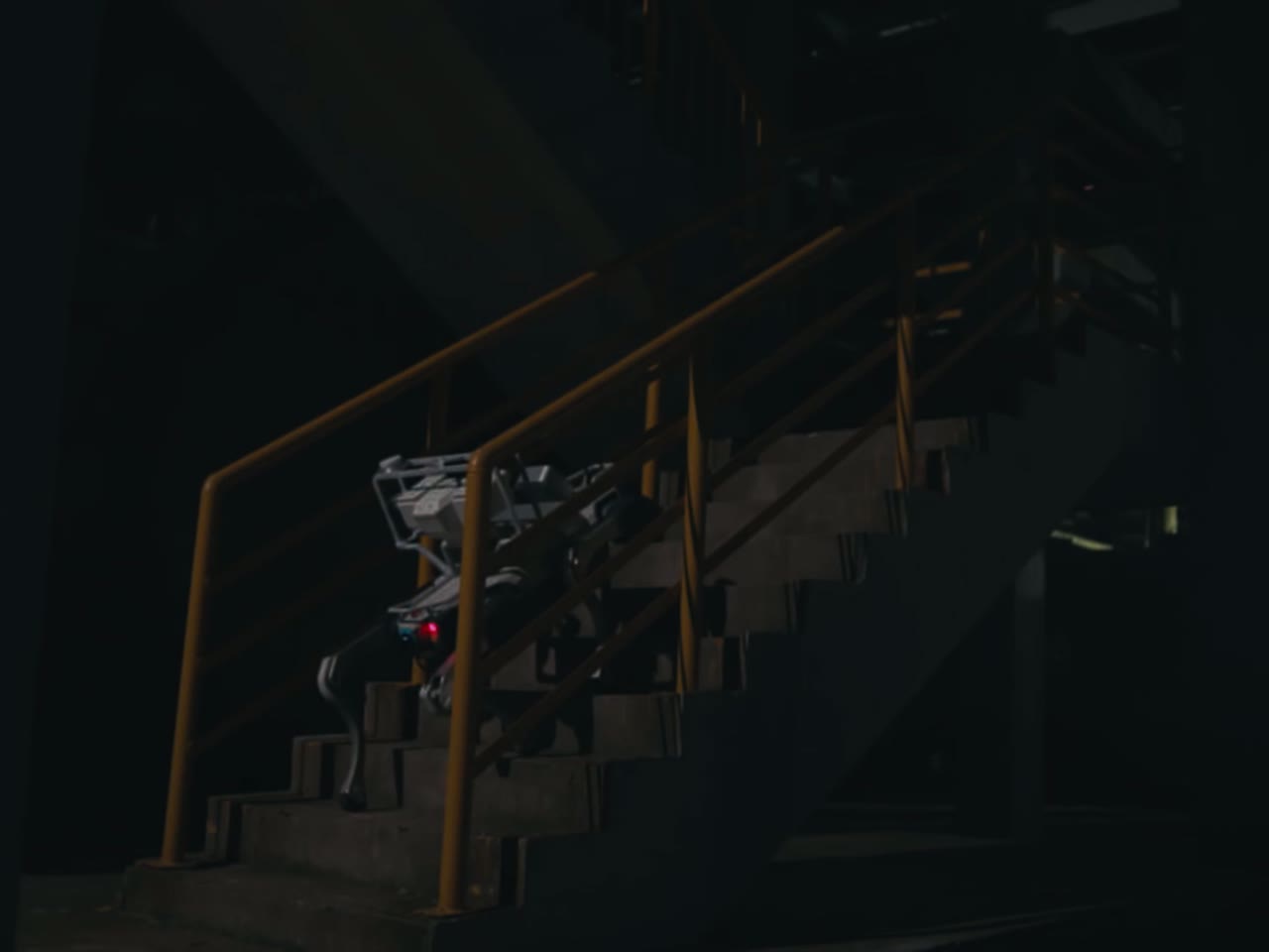 绝影 X30 融合感知与夜间自主作业