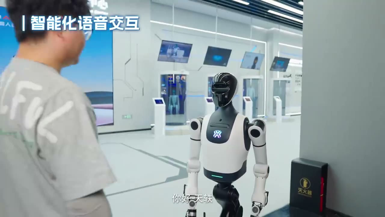 天轶 2.0 轮臂机器人导览对话