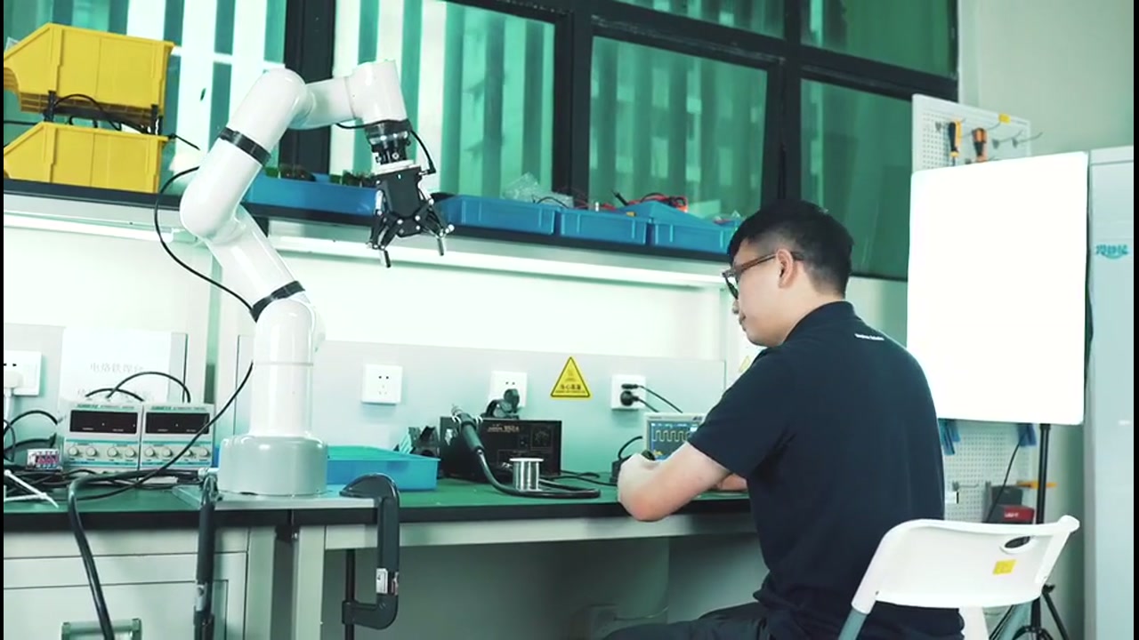 大象机器人C3电子工件抓取与协作演示