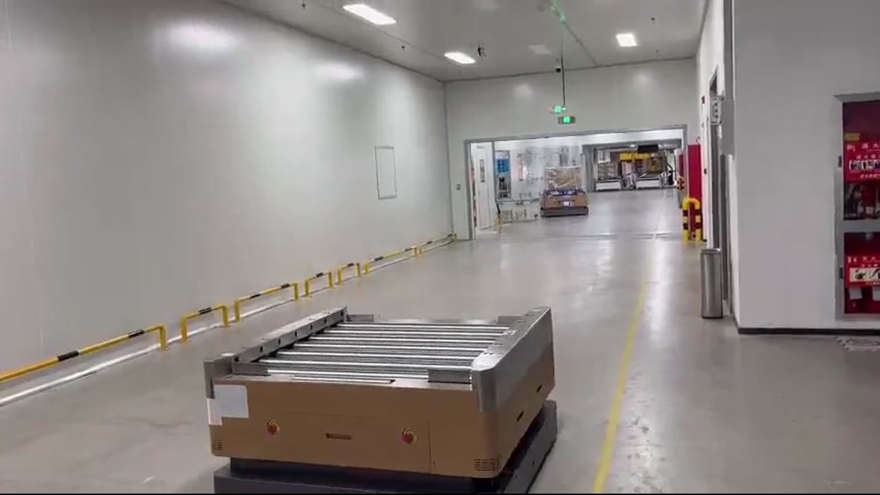 嘉腾SDM1000辊筒AGV对接产线输送物料