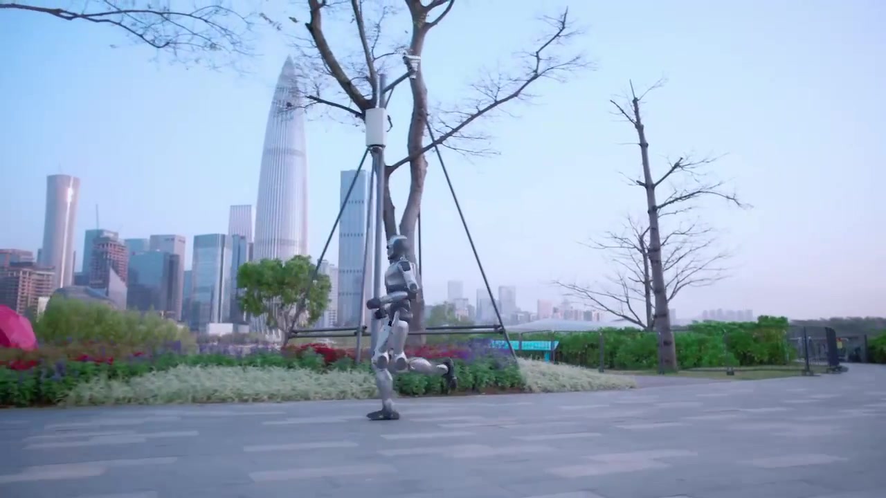 众擎 PM01 在户外完成连续跑步