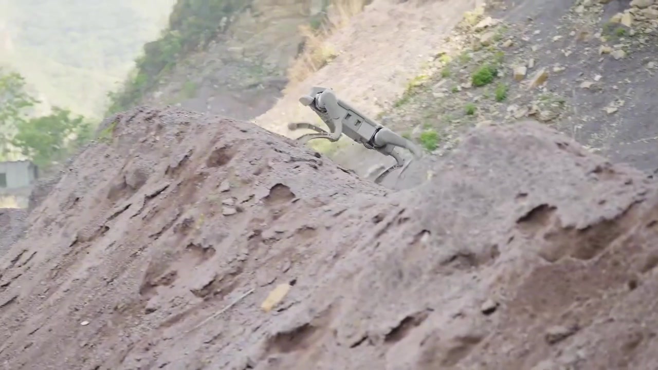 智元D1 Ultra四足机器人跨越废墟与复杂地形