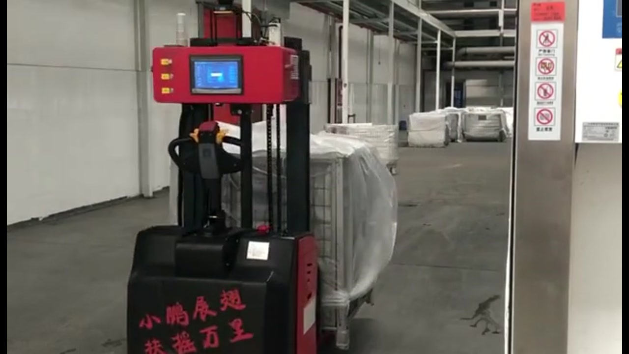 极点智库无人叉车服务饮料生产入库