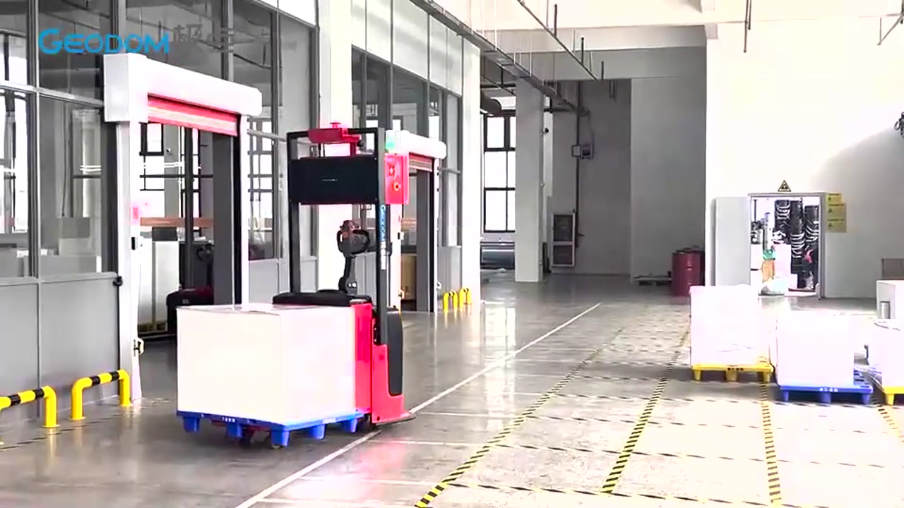 极点智库无人叉车转运印刷物料货箱