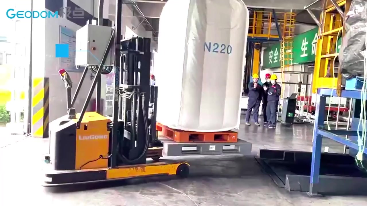 极点智库无人叉车搬运化工容器并对接工位