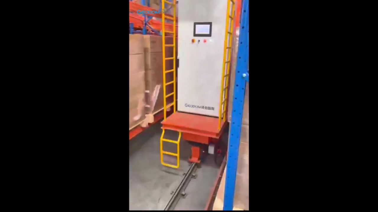 极点智库堆垛机与输送线协同完成立体库出入库
