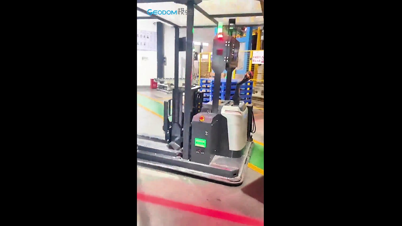 极点智库前移式AGV执行汽配车间室外搬运