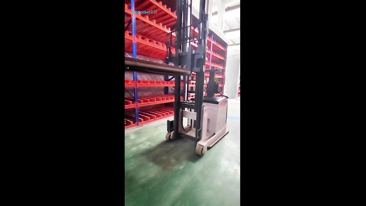 极点智库AGV完成生态石产线高位入库