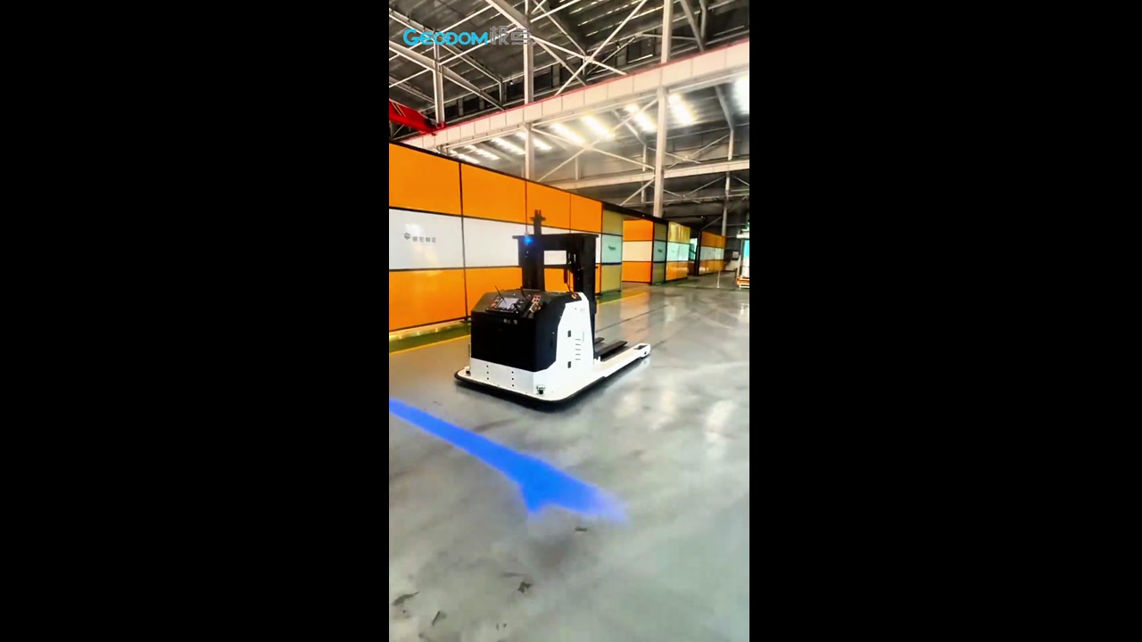 极点智库堆垛式AGV协同铬系新材料输送线