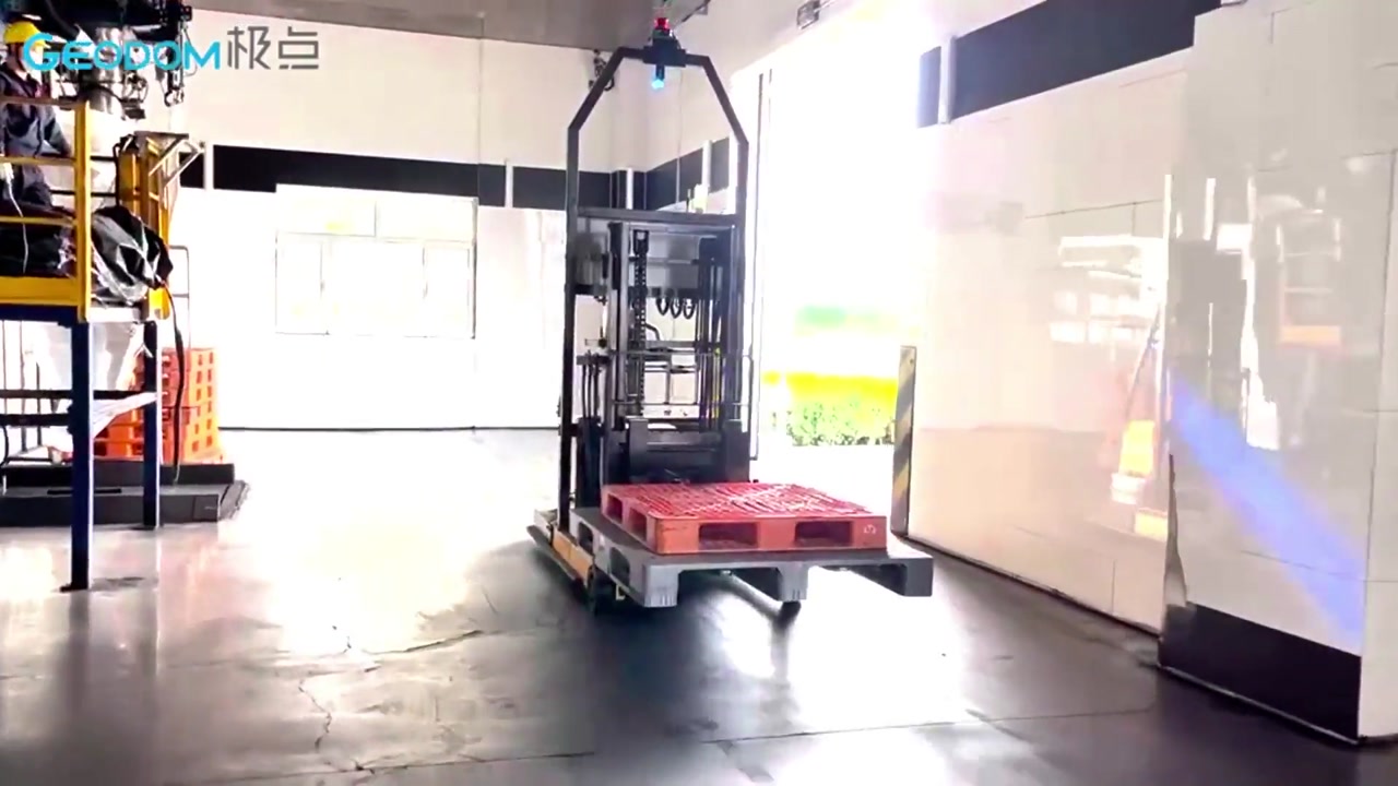 极点智库AGV完成化工产线空满托循环