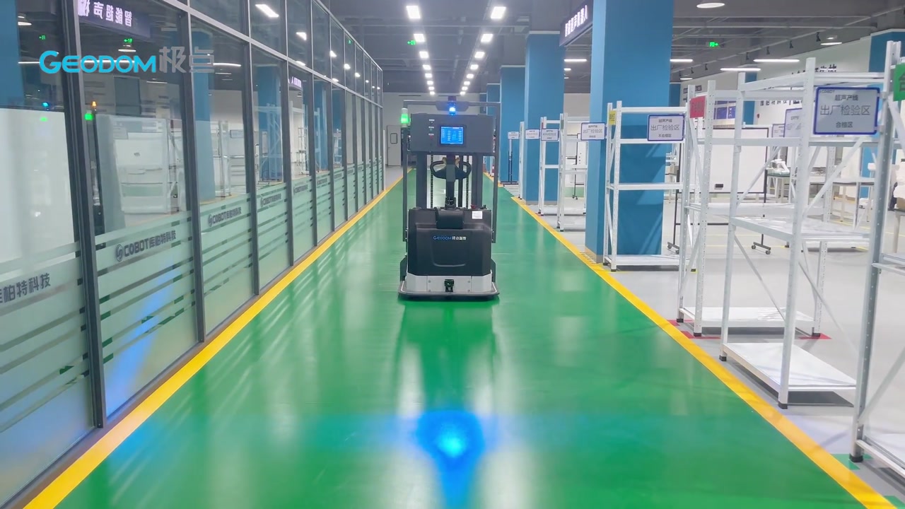 极点智库宽支腿AGV平稳转运大型医疗设备