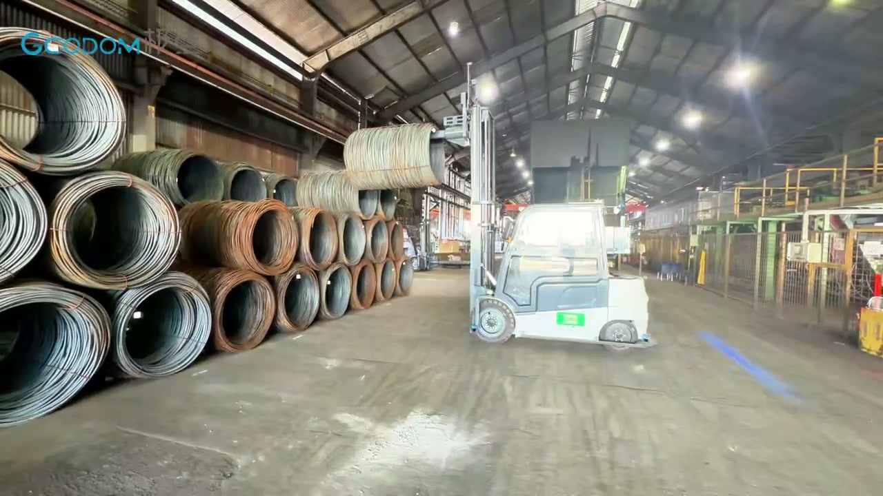极点智库串杆式无人叉车 AGV 搬运钢卷