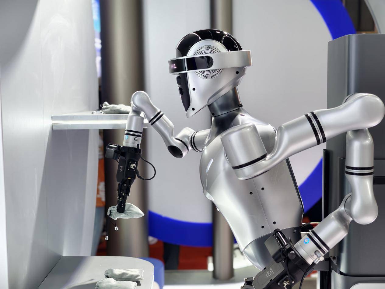 WRC 2025｜从人形到末端，灵宝CASBOT描绘“共生系统”全景，构筑真实落地的协作蓝本(图4)