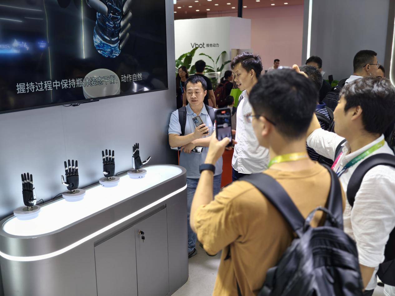 WRC 2025｜从人形到末端，灵宝CASBOT描绘“共生系统”全景，构筑真实落地的协作蓝本(图6)