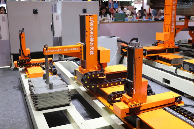 国内首台吨级负载高精度NC机器人亮相上海AMTS！(图1)