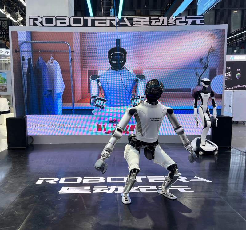 星动纪元具身智能 “六边形战士” 亮相WRC，全能实力Slay全场(图1)