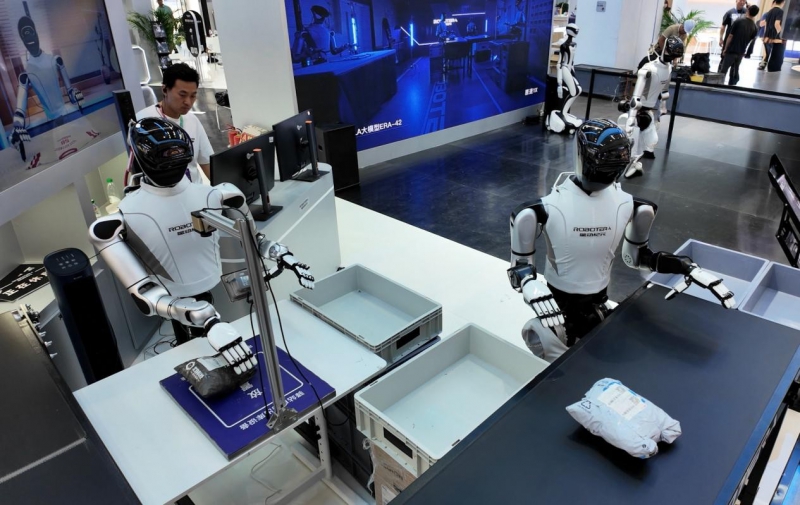 星动纪元具身智能 “六边形战士” 亮相WRC，全能实力Slay全场(图2)