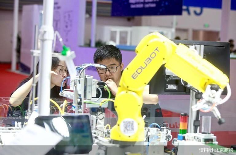 资料图 北京商报 超200企业参展、百款新品首发 2025世界机器人大会来了(图1)
