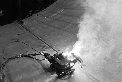 无轨爬行焊接机器人上岗(图1)