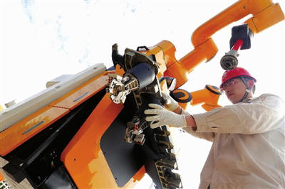 机器人在万伏高压旁精准作业(图1) 机器人在万伏高压旁精准作业(图1)