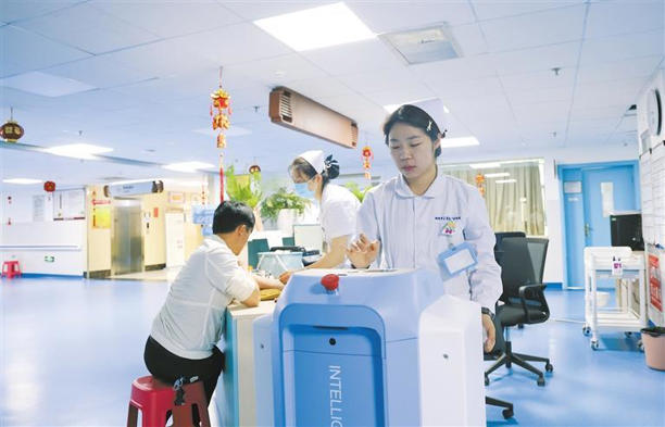 智能机器人“上岗”了(图1)